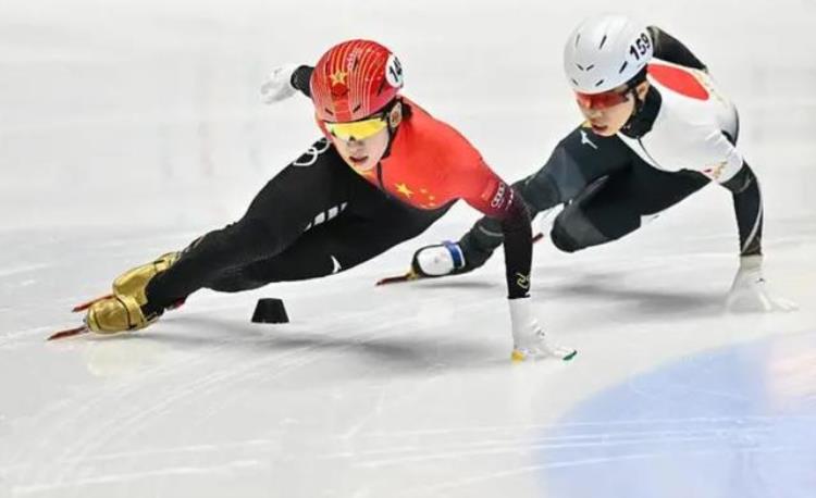 短道世界杯混合团体接力林孝埈出战中国微弱劣势摘银韩国夺冠