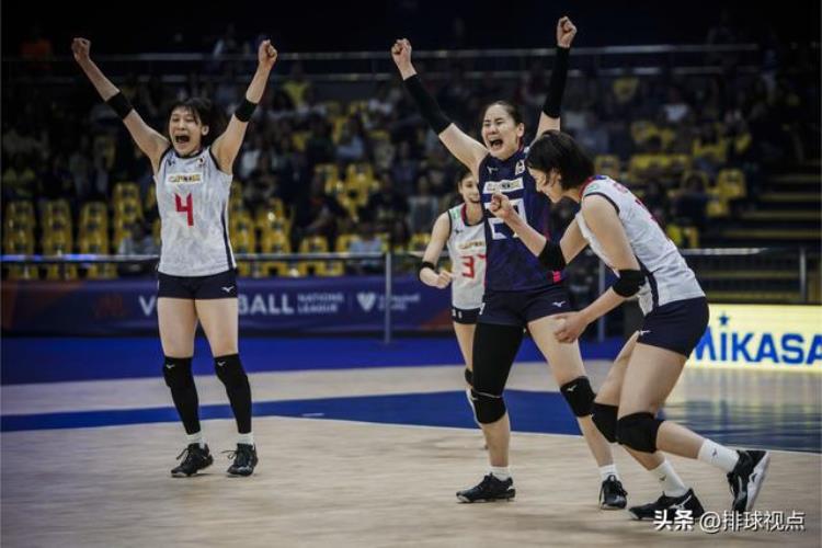 日本女排3:2送美国首败02年身高只有174的和田由纪子轰下32分