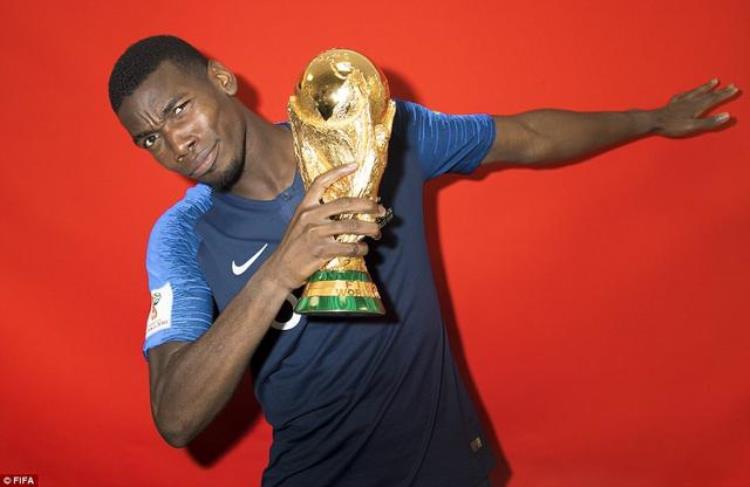 开心世界杯法国夺冠博格巴姆巴佩格里兹曼手捧大力神杯摆造型