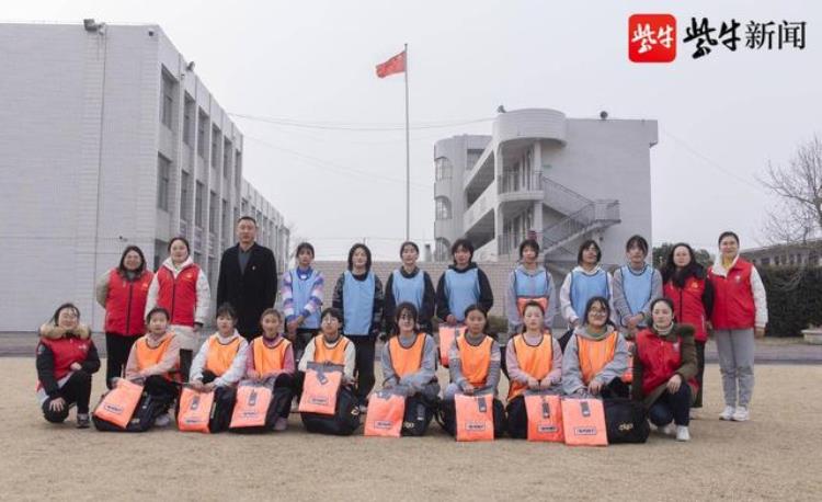 加油铿锵小玫瑰南通崇川两社区党总支助力幸福女子足球队驰骋绿茵场